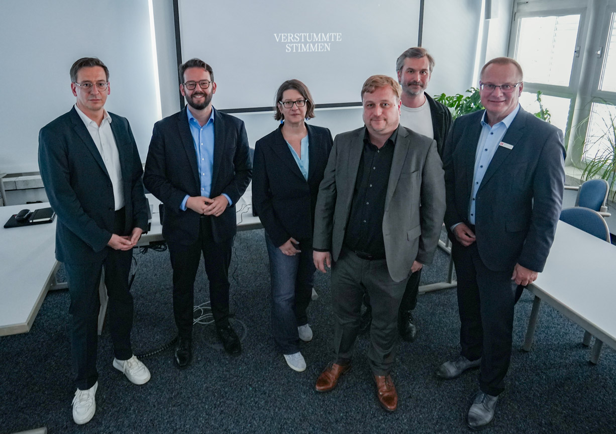 Mehrere Personen stehen vor einer Projektionswand. | Foto: Stadt Bayreuth