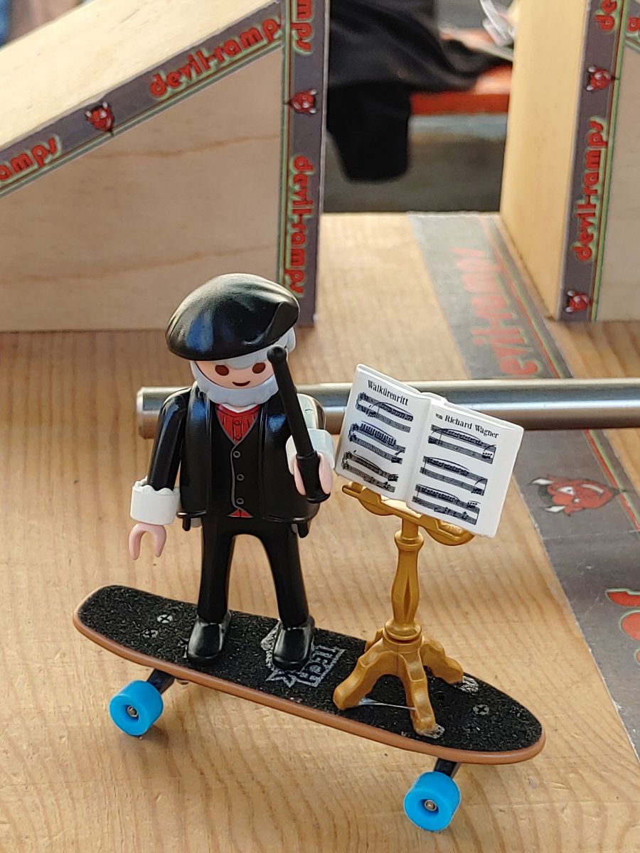 die Playmobilfigur von Wagner fährt Skatbord auf eine MiniRamp