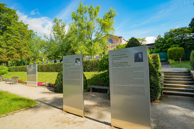 Blick auf das Festspielhaus, im Vordergrund Ausstellungstafeln. | Foto: Stadt Bayreuth