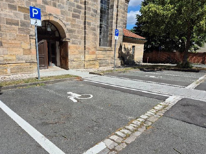 Der neu gestaltete Parkplatz mit zwei Behindertenparkplätzen.