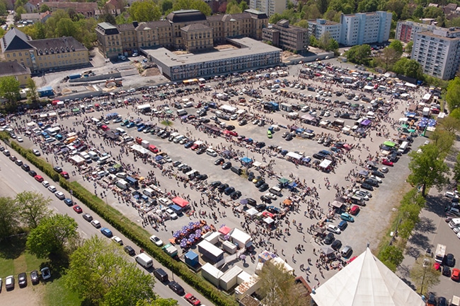 Blick von oben auf den Flohmarkt auf dem Volksfestplatz