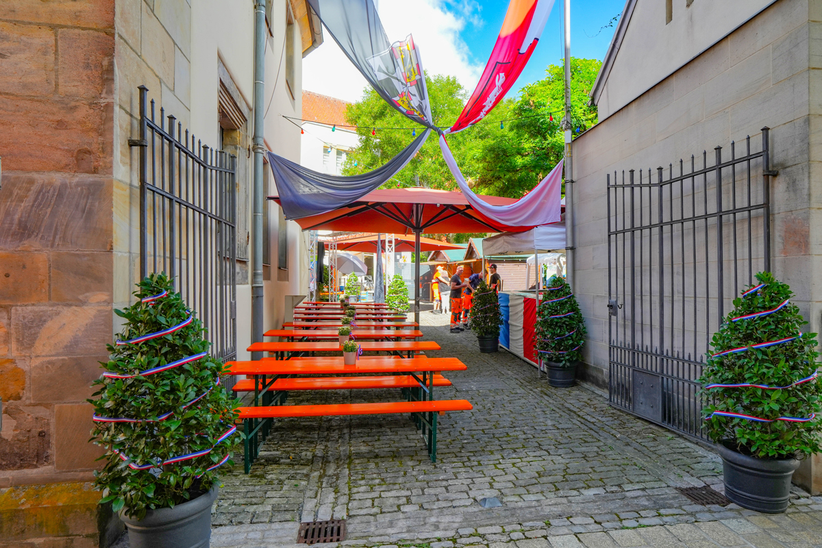 Die Mitarbeiter des Stadtbauhofs bei der Vorbereitung des savoyardischen Weinfestes im Innenhof des Historischen Museums Bayreuth. Foto: Stadt Bayreuth