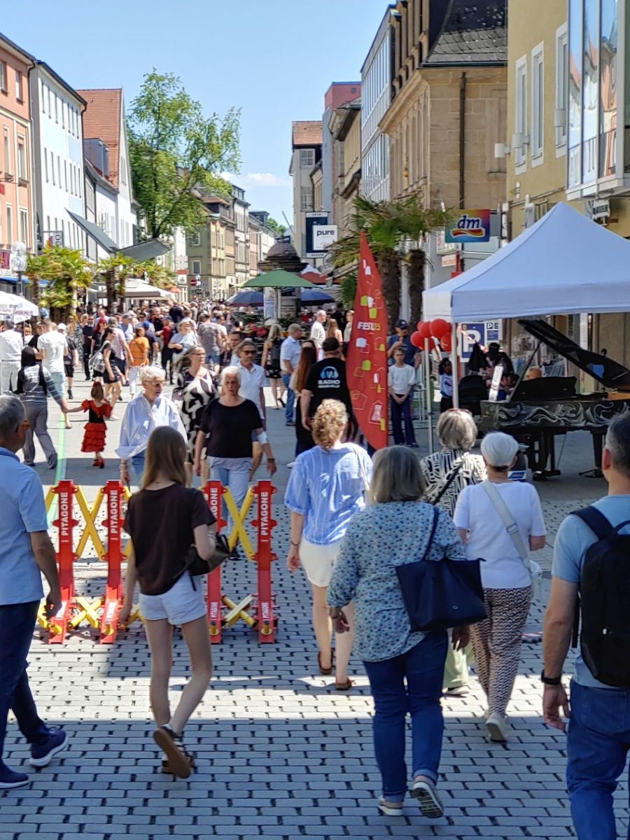 Passanten in der Richard-Wagner-Straße, Blick vom Sternplatz aus