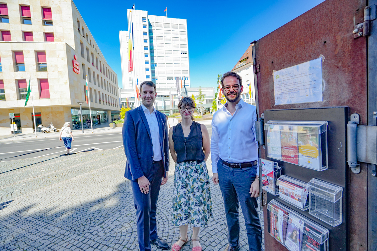 Sie freuen sich über den neuen Flyerkasten am Bücherschrank am Luitpoldplatz: (v. li.): Sparkassenvorstandsmitglied Michael Albert, Initiatorin Dr. Mirjam Horn-Schott und Oberbürgermeister Dr. Andreas Zippel. | Fotos: Stadt Bayreuth