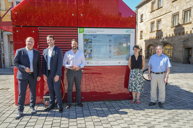 Sie präsentierten gemeinsam das neue Angebot für Vereine, Initiativen und Veranstalter (von links): Vorstandsvorsitzender Wolfram Münch, Vorstandsmitglied Michael Albert (beide Sparkasse Bayreuth), Oberbürgermeister Dr. Andreas Zippel, Initiatorin Dr. Mirjam Horn-Schott und TMT-Geschäftsführer Peter Maisel. | Fotos: Stadt Bayreuth