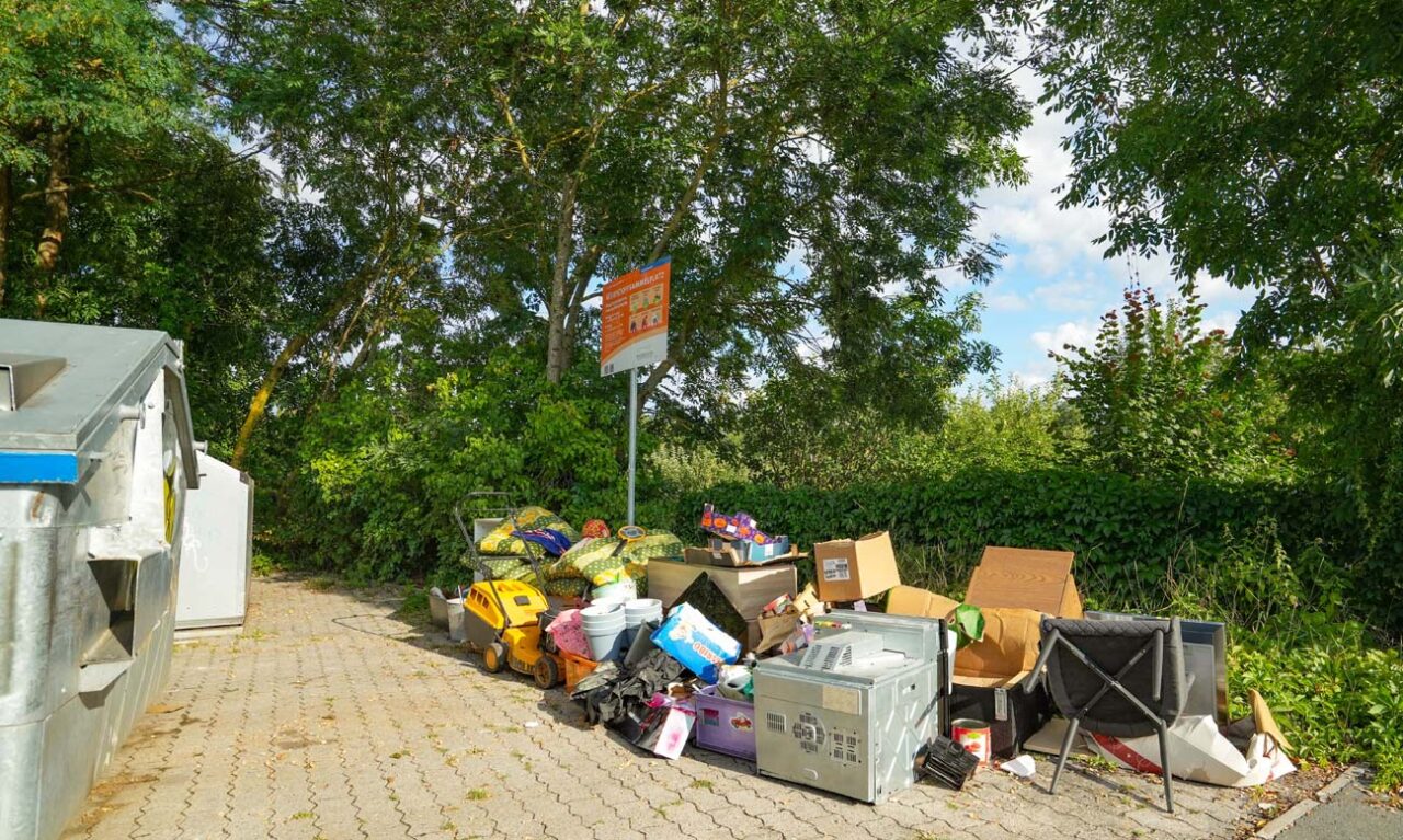 Ein verschmutzter Wertstoffsammelplatz. | Foto: Stadt Bayreuth