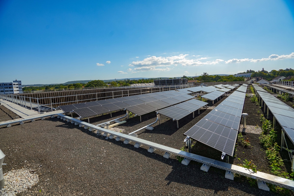 Auf dem Dach des 1. Bauabschnitts der Staatlichen Berufsschule I befindet sich unter anderem eine PV-Anlage. Foto: Stadt Bayreuth