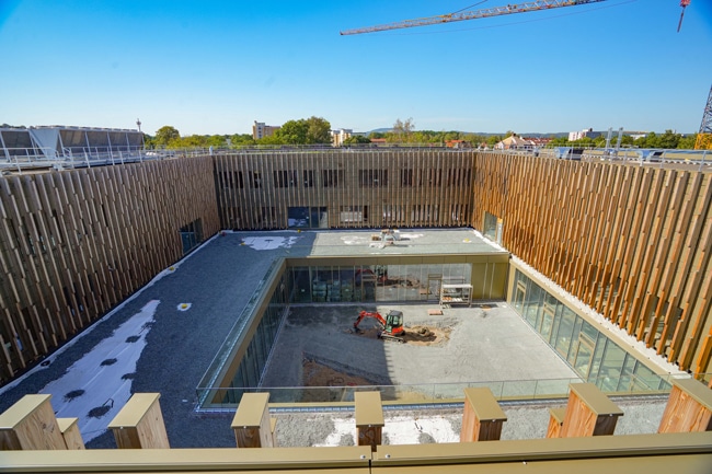 Der Innenhof des Schulgebäudes. Im Erdgeschoss befinden sich die Werkstätten, in den beiden oberen Stockwerken die Unterrichtsräume. Foto: Stadt Bayreuth
