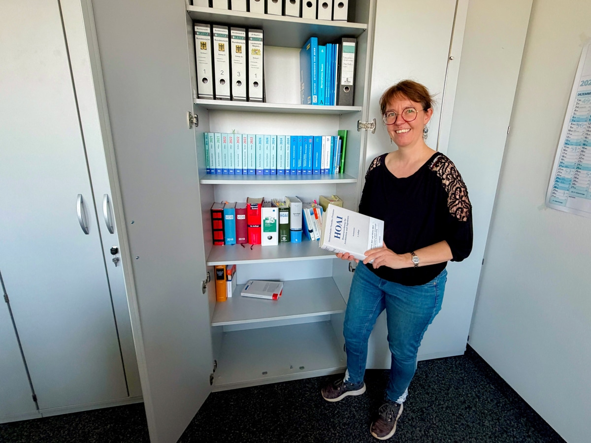 Eva-Maria Molitor ist die für Ausschreibungen zuständige Mitarbeiterin im Hochbauamt der Stadt Bayreuth und professionalisiert mit ihrer Arbeit die Bauvergaben. Foto: Stadt Bayreuth
