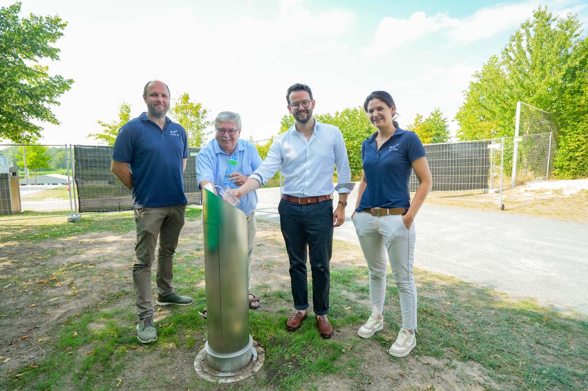 Eine Frau und drei Männer stehen an einem Trinkwasserbrunnen. | Foto: Stadt Bayreuth