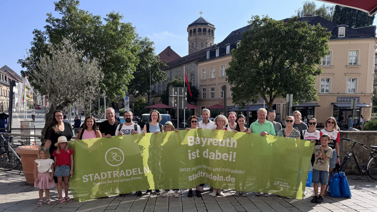 Eine Gruppe von Menschen hält ein Transparent in den Händen. | Foto: BMTG