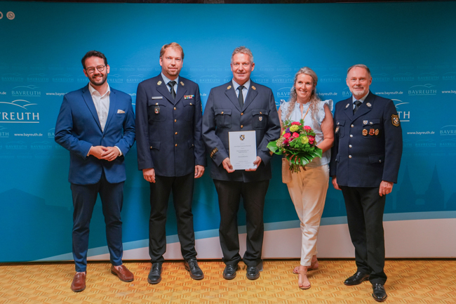 Unser Bild zeigt (v. li.) Oberbürgermeister Dr. Andreas Zippel, Stadtbrandrat Lucas Lauterbach, Ehrenstadtbrandrat Ralph Herrmann, seine Frau Angela Herrmann und den Vorsitzenden der Freiwilligen Feuerwehr Stadt Bayreuth sowie 3. Bürgermeister, Thomas Bauske. Foto: Stadt Bayreuth