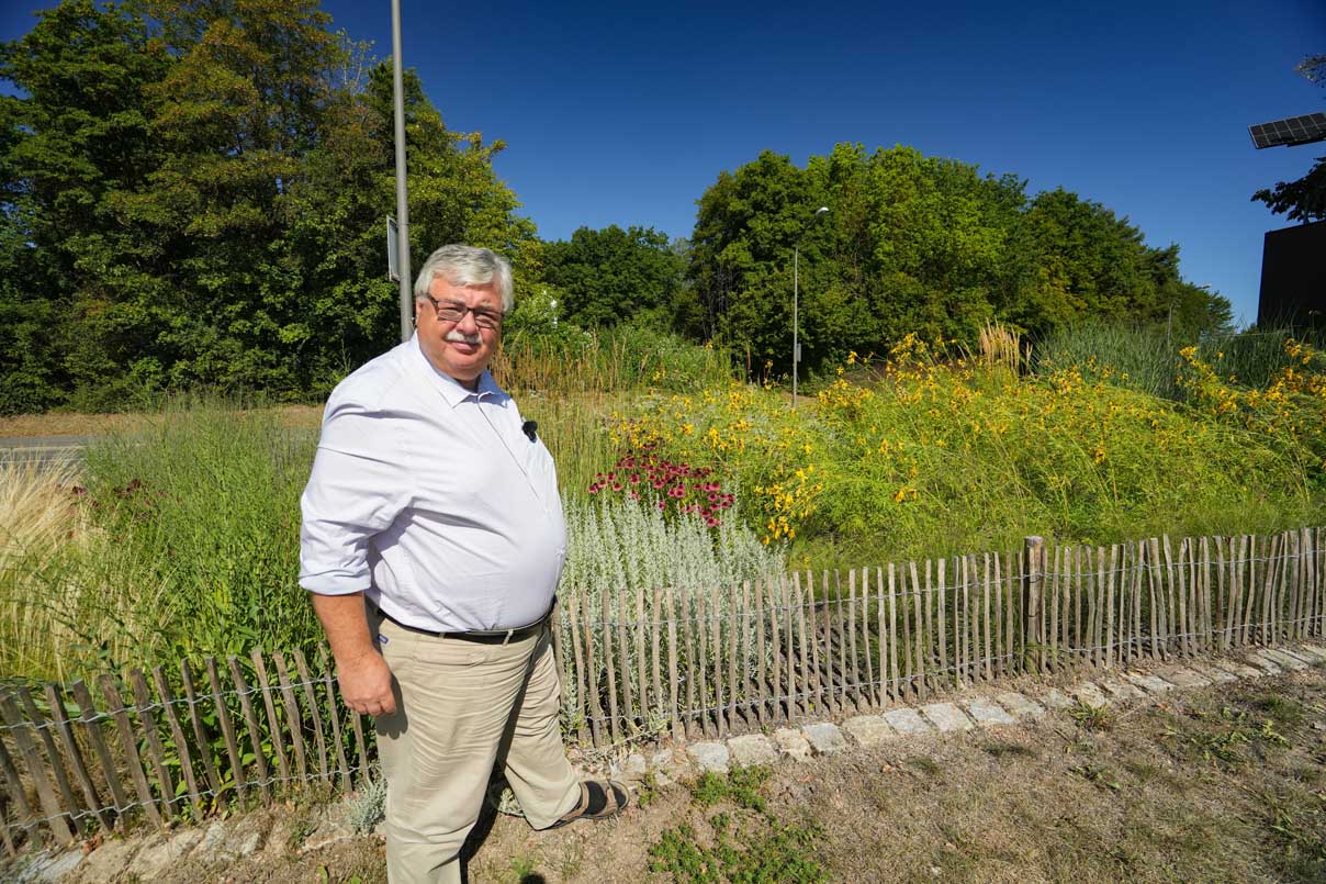 Stadtgartebnamtsleiter Robert Pfeifer steht vor einem Staudengarten. | Foto: Stadt Bayreuth