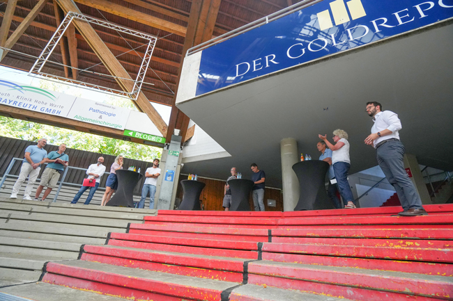 Im Eisstadion informierte Oberbürgermeister Dr. Andreas Zippel gemeinsam mit Vertretern des EHC Bayreuth über die aktuellen baulichen Probleme in der Arena. | Foto: Stadt Bayreuth