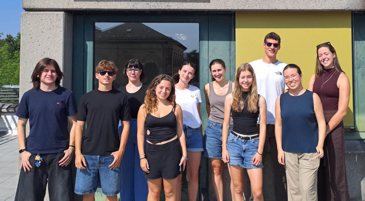 Eine Gruppe junger Menschen steht auf einer Terrasse. | Foto: Stadt Bayreuth