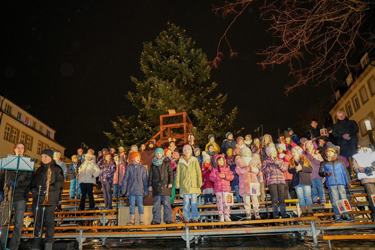 Ein Kinderchor eröffnet den Christkindlesmarkt 2025. Foto: Stadt Bayreuth
