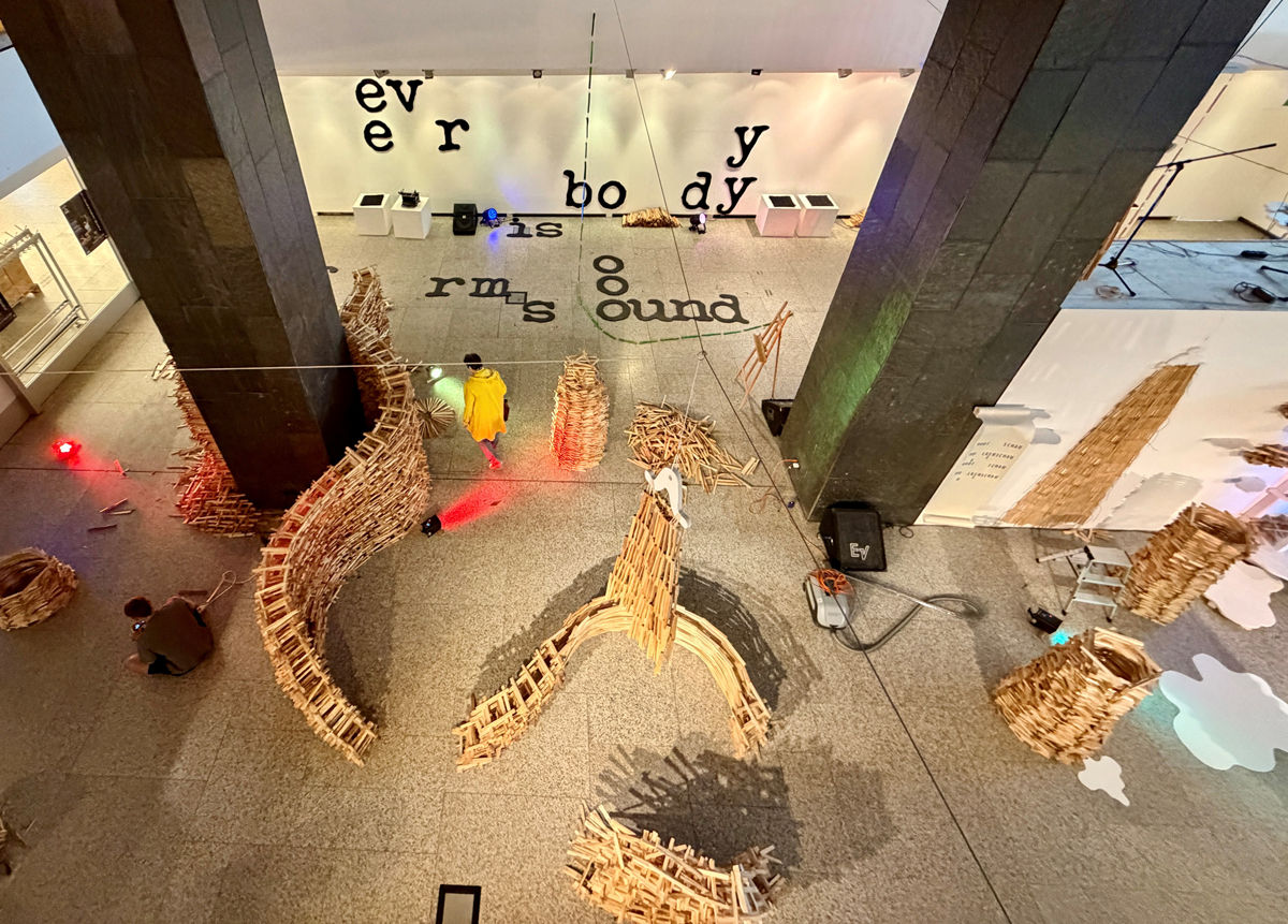 Kunstperformance in der Ausstellungshalle des Rathauses: Die Ausstellung „Eigenkunstwerk“ endet am 22. August mit einer abwechslungsreichen Finissage. | Foto: Stadt Bayreuth