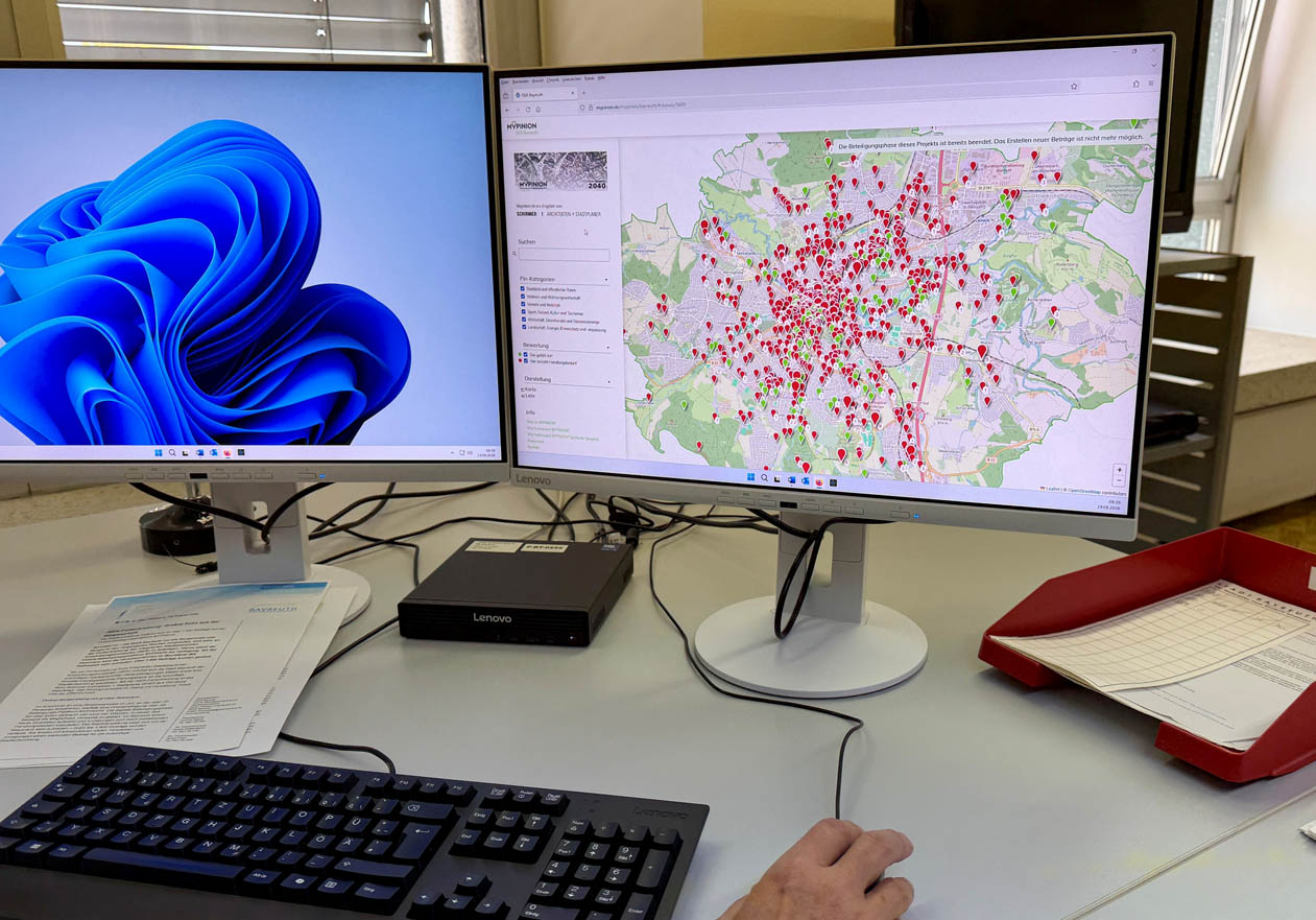 Blick auf zwei Computer-Bildschirme. | Foto: Stadt Bayreuth