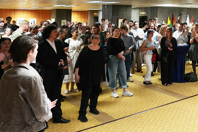Im Foyer des Neuen Rathauses stehen die Stipendiatinnen und Stipendiaten.