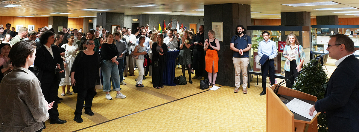 Im Foyer des Neuen Rathauses stehen die Stipendiatinnen und Stipendiaten.