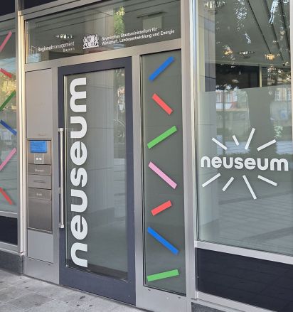neuseum Tür