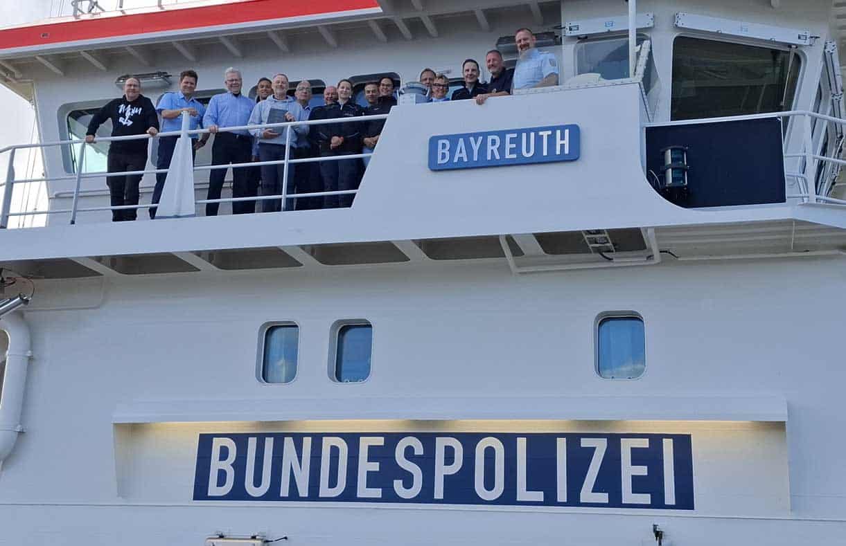 Mehrere Personen stehen an Deck eines Schiffes der Bundespolizei. | Foto: Stadt Bayreuth