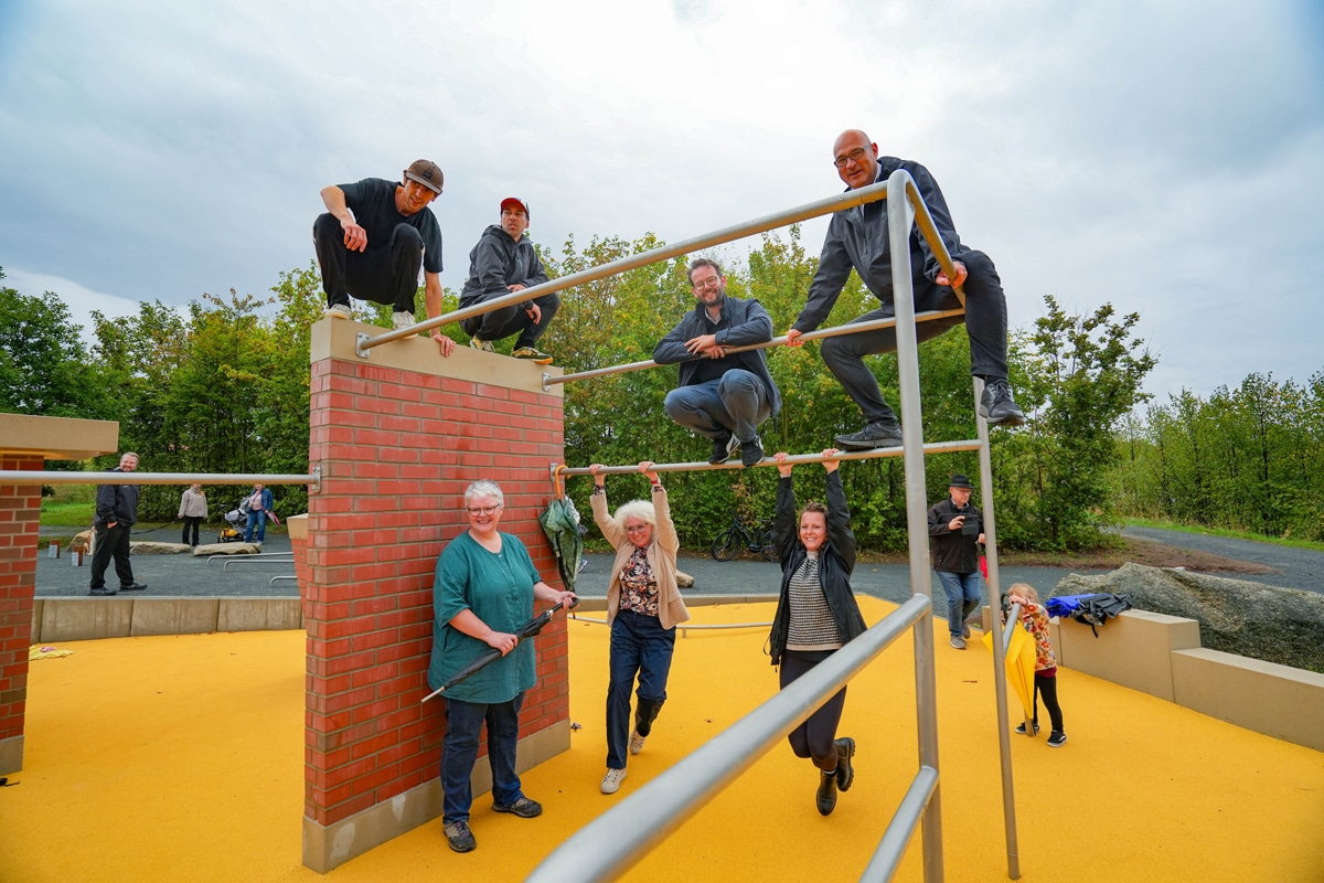Sie freuen sich über den neuen Parkourpark in der Wilhelminenaue: (v. li.) Tobias Schmidt (Parkour Akademie), Annegret Läkamp (Stadtgartenamt Bayreuth), Benjamin Scheffler (Planungsbüro TraceSpace Berlin), Baureferentin Urte Kelm, Oberbürgermeister Dr. Andreas Zippel, Irene Dorschner (Regierung von Oberfranken, Städtebauförderung) und Bernward Benedikt Jansen (Planungsbüro Jansen Hamburg). Foto: Stadt Bayreuth