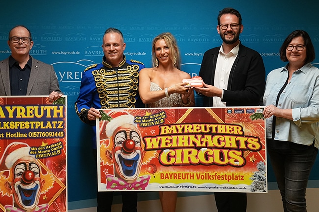 Unser Foto zeigt (von rechts): Sozialreferentin Manuela Brozat, Oberbürgermeister Dr. Andreas Zippel, Jeannie und Guiliano Köllner sowie Jan Kempgens von der Bayreuth Marketing & Tourismus GmbH, die für die Vermietung des Volksfestplatzes zuständig ist, auf dem der Weihnachtscircus in der Weihnachtszeit gastieren wird. Foto: Stadt Bayreuth.