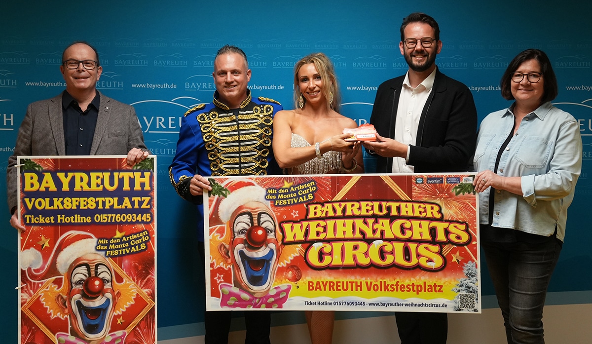 Unser Foto zeigt (von rechts): Sozialreferentin Manuela Brozat, Oberbürgermeister Dr. Andreas Zippel, Jeannie und Guiliano Köllner sowie Jan Kempgens von der Bayreuth Marketing & Tourismus GmbH, die für die Vermietung des Volksfestplatzes zuständig ist, auf dem der Weihnachtscircus in der Weihnachtszeit gastieren wird. Foto: Stadt Bayreuth.