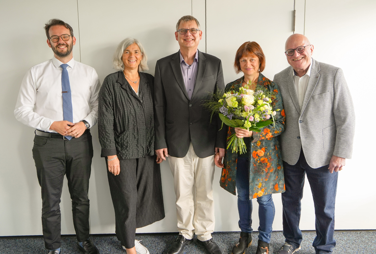 Im Rahmen einer kleinen Feier ist am Donnerstag, 24. September, der langjährige Leiter des Personalamtes der Stadt Bayreuth, Michael Mertel, verabschiedet worden. Unser Bild zeigt: (v. li.) Oberbürgermeister Dr. Andreas Zippel, Personalreferentin Ruth Fichtner, Michael und Cordela Mertel sowie den langjährigen berufsmäßigen Stadtrat, Ulrich Pfeifer. Foto: Stadt Bayreuth