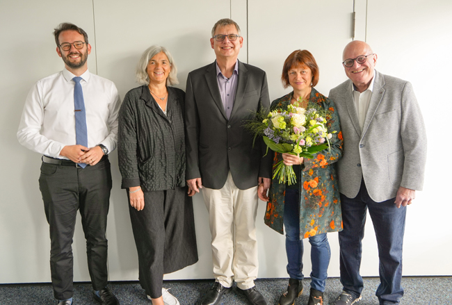 Im Rahmen einer kleinen Feier ist am Donnerstag, 24. September, der langjährige Leiter des Personalamtes der Stadt Bayreuth, Michael Mertel, verabschiedet worden. Unser Bild zeigt: (v. li.) Oberbürgermeister Dr. Andreas Zippel, Personalreferentin Ruth Fichtner, Michael und Cordela Mertel sowie den langjährigen berufsmäßigen Stadtrat, Ulrich Pfeifer. Foto: Stadt Bayreuth