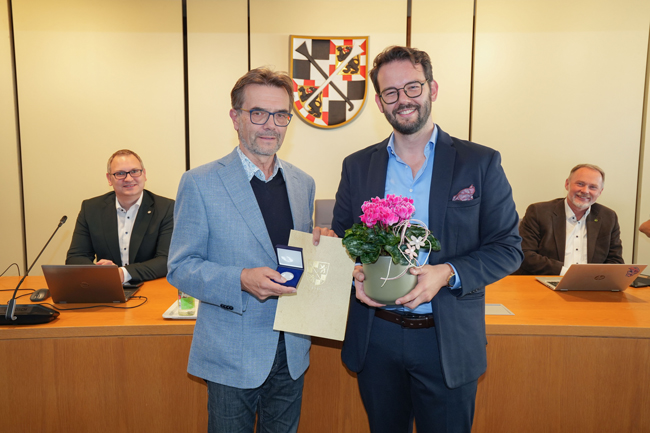 Oberbürgermeister Dr. Andreas Zippel (2. v. re.) hat im Vorfeld der Stadtratssitzung am Mittwoch Stadtrat Dr. Torsten Lange (2. v. li.) die Bayreuth-Medaille in Silber überreicht, sehr zur Freude von 2. Bürgermeister Stefan Schuh (li.) und 3. Bürgermeister Thomas Bauske. Foto: Stadt Bayreuth