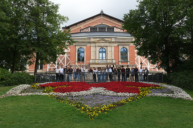 Die neuen städtischen Azubis vor dem Bayreuther Festspielhaus