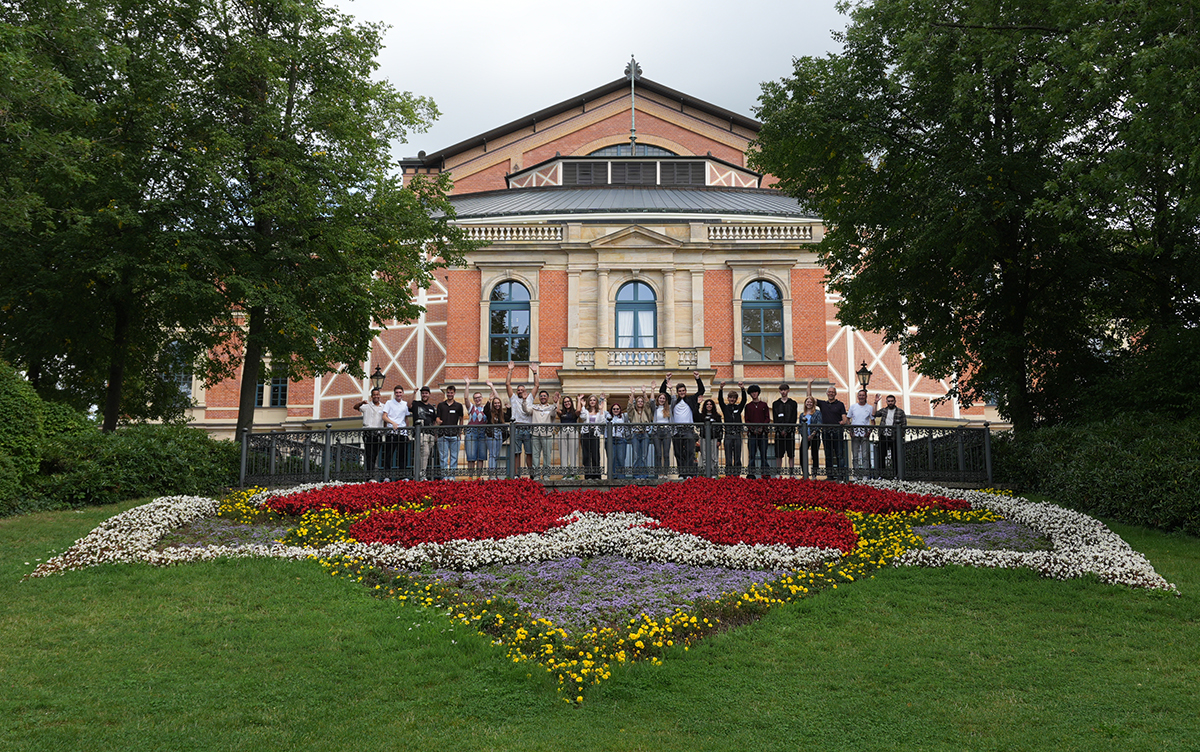 Die neuen städtischen Azubis vor dem Bayreuther Festspielhaus