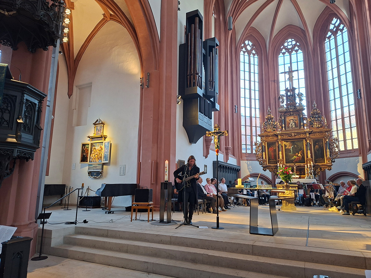 SpielenderGitarrist vor dem Altar