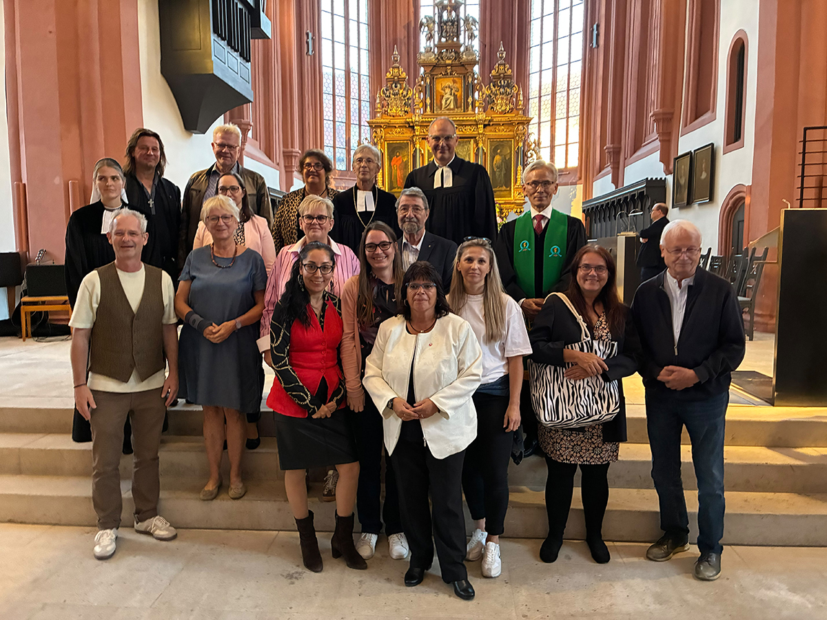 Menschen vor dem Altar stehend