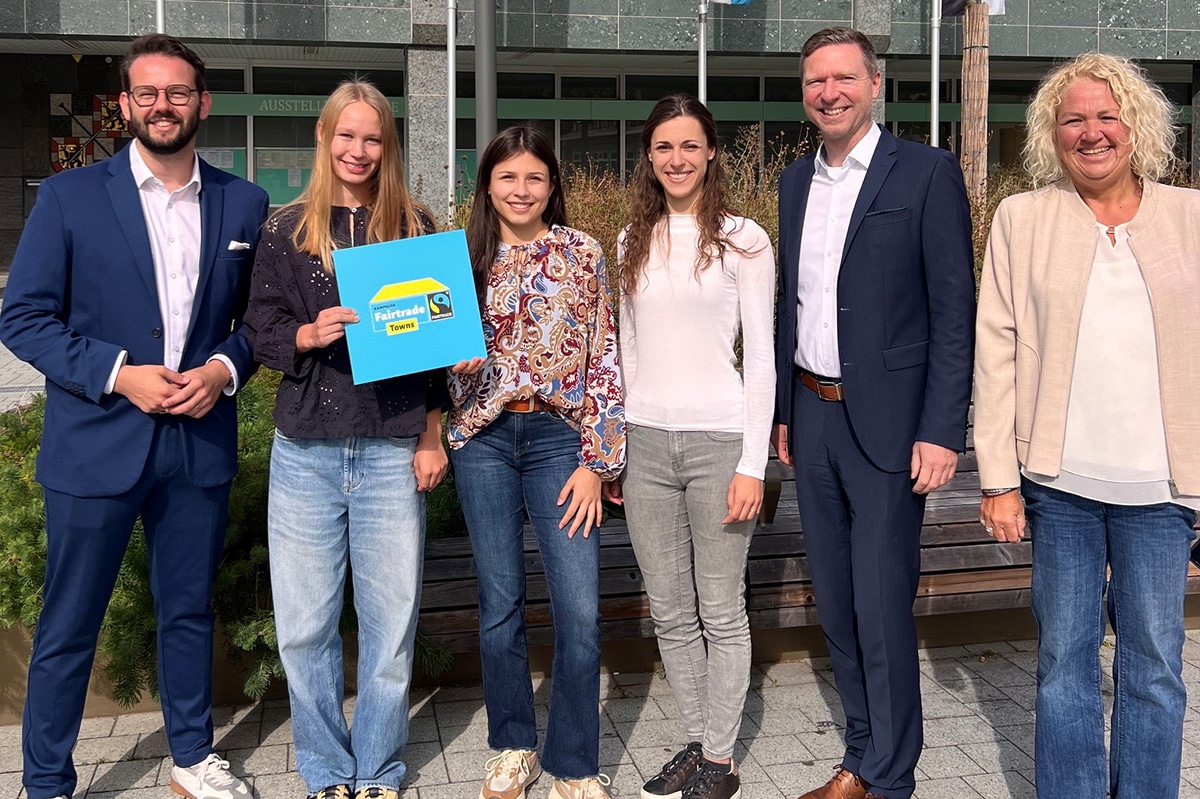Oberbürgermeister Dr. Andreas Zippel, die beiden Fairtrade-Jugendbotschafterinnen der Region Bayreuth Marie Weber und Magdalena Herzing, Sara Ogrissek vom Verein BildungsArbeit Global Sozial Oberfranken e.V., Landrat Florian Wiedeman sowie Kirstin Wolf, Koordinatorin für Oberfranken-Ost des Netzwerks „Eine Welt“.
