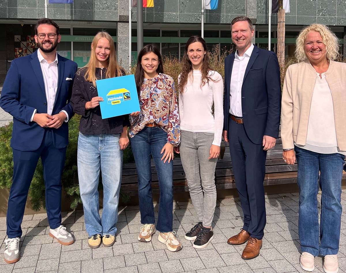 Oberbürgermeister Dr. Andreas Zippel, die beiden Fairtrade-Jugendbotschafterinnen der Region Bayreuth Marie Weber und Magdalena Herzing, Sara Ogrissek vom Verein BildungsArbeit Global Sozial Oberfranken e.V., Landrat Florian Wiedeman sowie Kirstin Wolf, Koordinatorin für Oberfranken-Ost des Netzwerks „Eine Welt“.