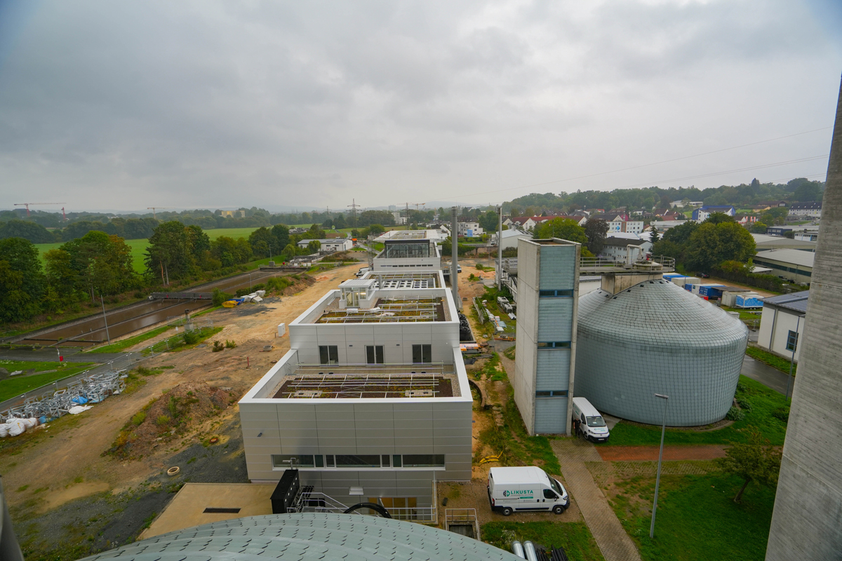 Blick auf den ersten Bauabschnitt (A) des neuen Klärwerks mit der Energiezentrale (vorne) und dem daran anschließenden Sozialgebäude. Fotos: Stadt Bayreuth