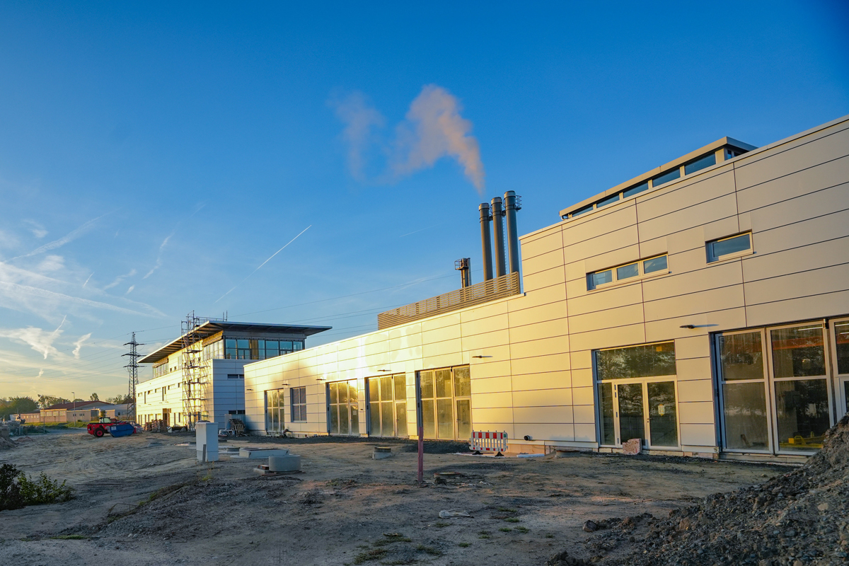 Eine andere Ansicht der Energiezentrale (re.) und des Sozialgebäudes (li.). Foto: Stadt Bayreuth