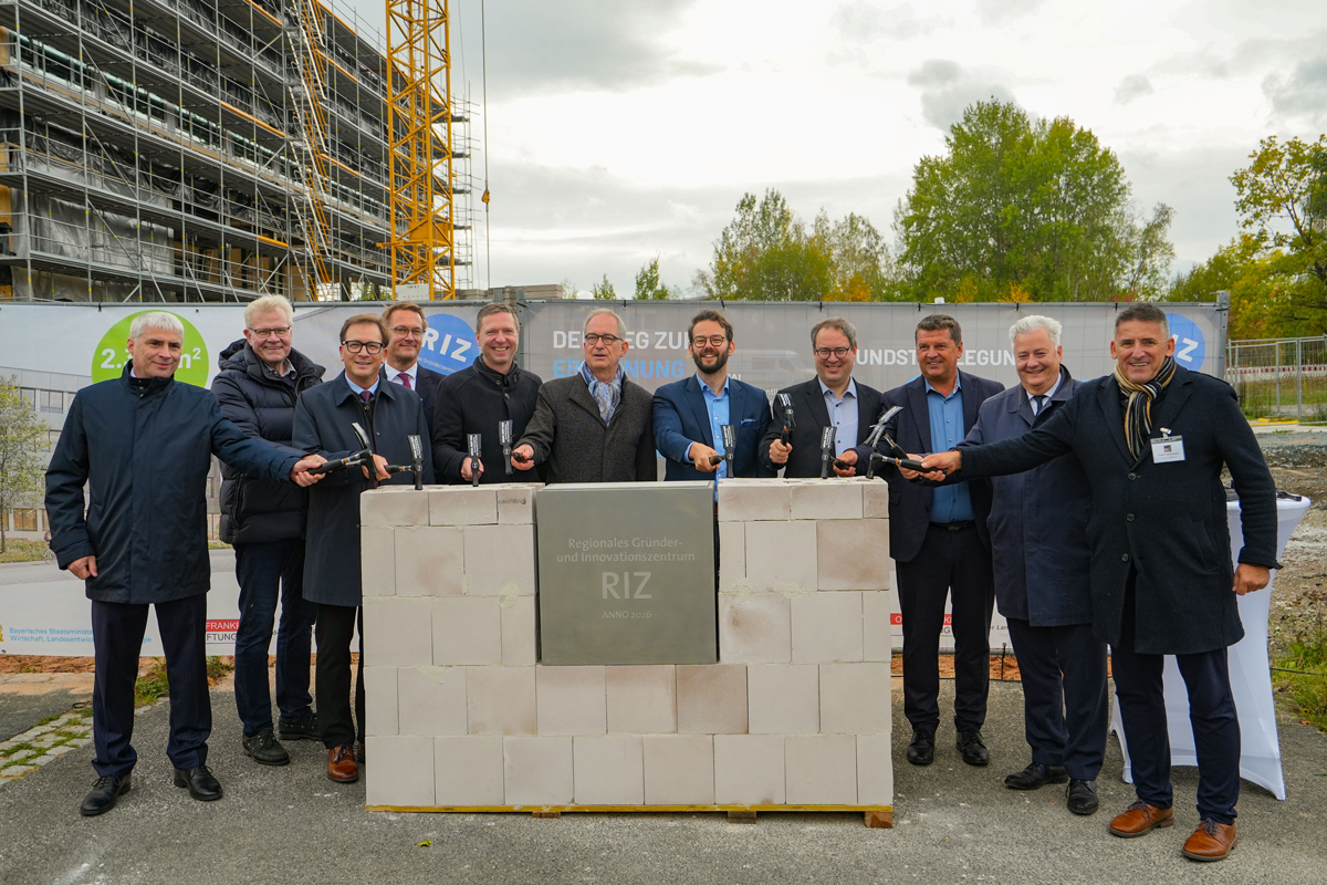 Oberbürgermeister Dr. Andreas Zippel (5. v. re.), Landrat Florian Wiedemann (5. v. li.), Oberfrankens Regierungspräsident Florian Luderschmid (4. v. re.) und Universitäts-Präsident Prof. Dr. Stefan Leible (6. v. re.) haben am Freitag, 9. Oktober, mit zahlreichen Ehrengästen bei der Grundsteinlegung den Startschuss für das gemeinsame Gründer- und Innovationszentrum der Region Bayreuth (RIZ) gegeben. Foto: Stadt Bayreuth