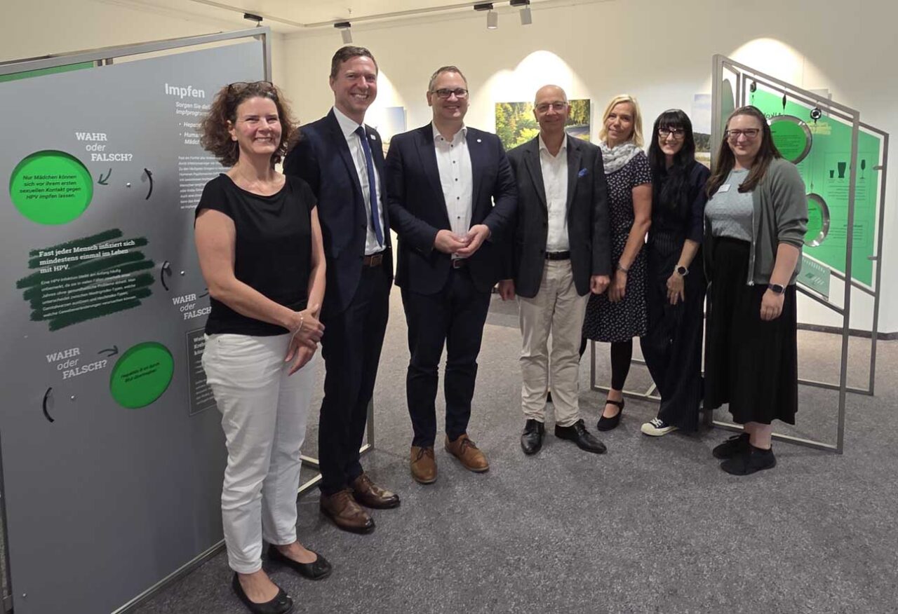 Mehrere Personen stehen vor einer Ausstellungstafel. | Foto: Stadt Bayreuth