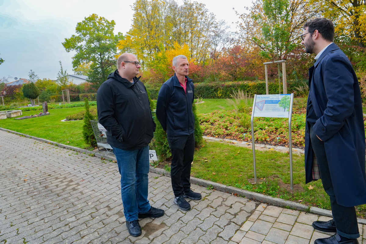 Sie finden den neuen Ruhehain am Südfriedhof sehr gelungen: Oberbürgermeister Dr. Andreas Zippel, Technischer Betriebsleiter Thomas Kießlich und Volker Stolbinger, stellvertretender Dienststellenleiter des Tiefbauamts (v. re.). Foto: Stadt Bayreuth