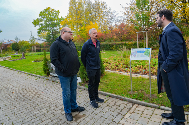 Sie finden den neuen Ruhehain am Südfriedhof sehr gelungen: Oberbürgermeister Dr. Andreas Zippel, Technischer Betriebsleiter Thomas Kießlich und Volker Stolbinger, stellvertretender Dienststellenleiter des Tiefbauamts (v. re.). Foto: Stadt Bayreuth