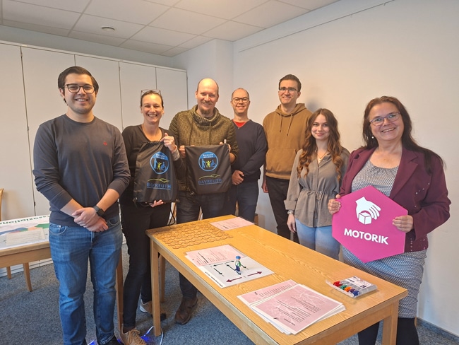 Im Rahmen der Aktionswoche Demenz 2026 hat die Stadt Bayreuth in der städtischen Bürgerbegegnungsstätte, Am Sendelbach 1-3, sowie in der Albert-Preu-Straße 10a das innovative Serious Escape Game „ReMind Journey“ mit Interessierten erprobt. Foto: Stadt Bayreuth