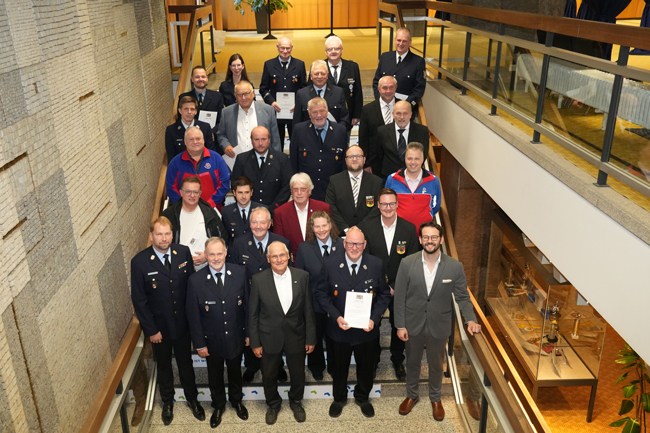 Am Donnerstagabend hat Oberbürgermeister Dr. Andreas Zippel zahlreiche Mitglieder der Hilfsorganisationen in der Stadt Bayreuth für ihr jahrzehntelanges Engagement ausgezeichnet. Foto: Stadt Bayreuth
