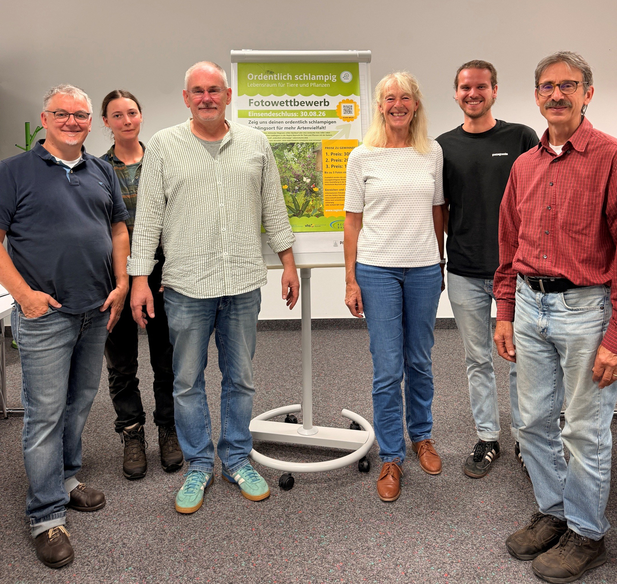 Mehrere Personen stehen vor einem Ausstellungsplakat. | Foto: Region Bayreuth