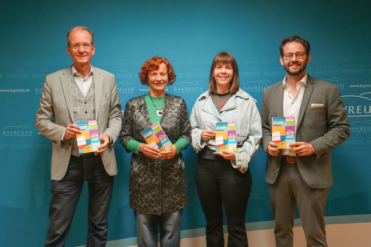 Sie freuen sich über das gelungene Hausaufgabenheft: (v. li.) Professor Dr. Peter W. Heermann, Präsident des Rotary Club Bayreuth-Eremitage, Siglinde Seidler, Koordinatorin des Familienbündnisses Bayreuth, Annegret Schnick (Rotary Club Bayreuth-Eremitage) und Oberbürgermeister Dr. Andreas Zippel. | Foto: Stadt Bayreuth