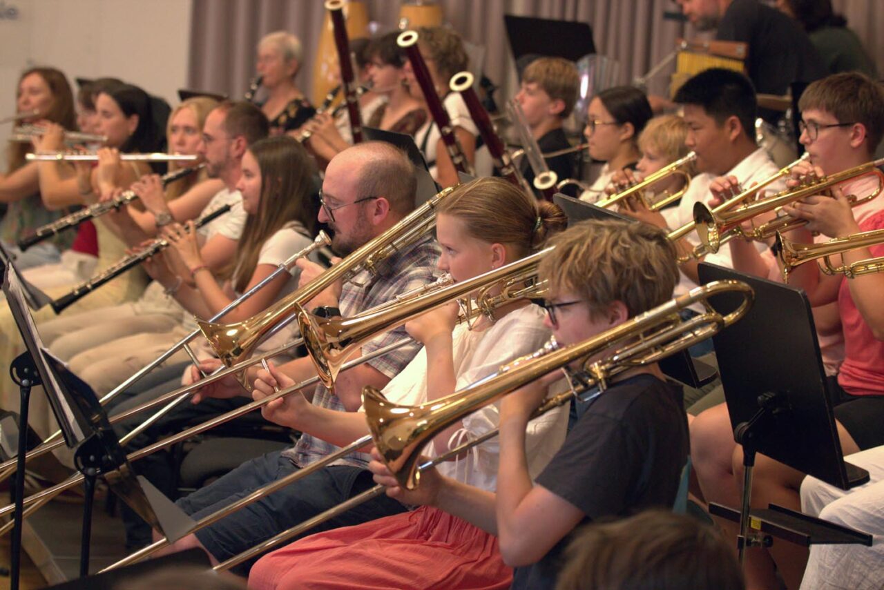 Mehrere Orchestermusiker spielen auf ihren Instrumenten. | Foto: A. Hübner