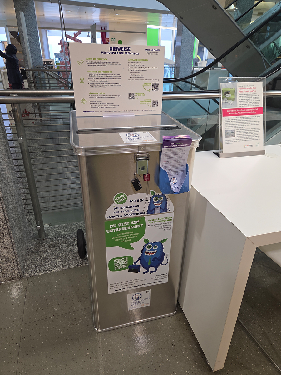Eine Metallbox, in die Handys und Tablets geworfen werden können, steht im RW21